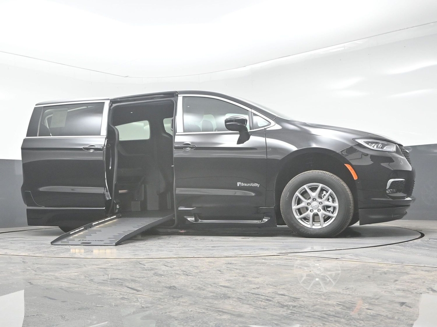 New 2025 Chrysler Pacifica Select Safety - BraunAbility Side Entry Entry Fold Out Automatic Ramp