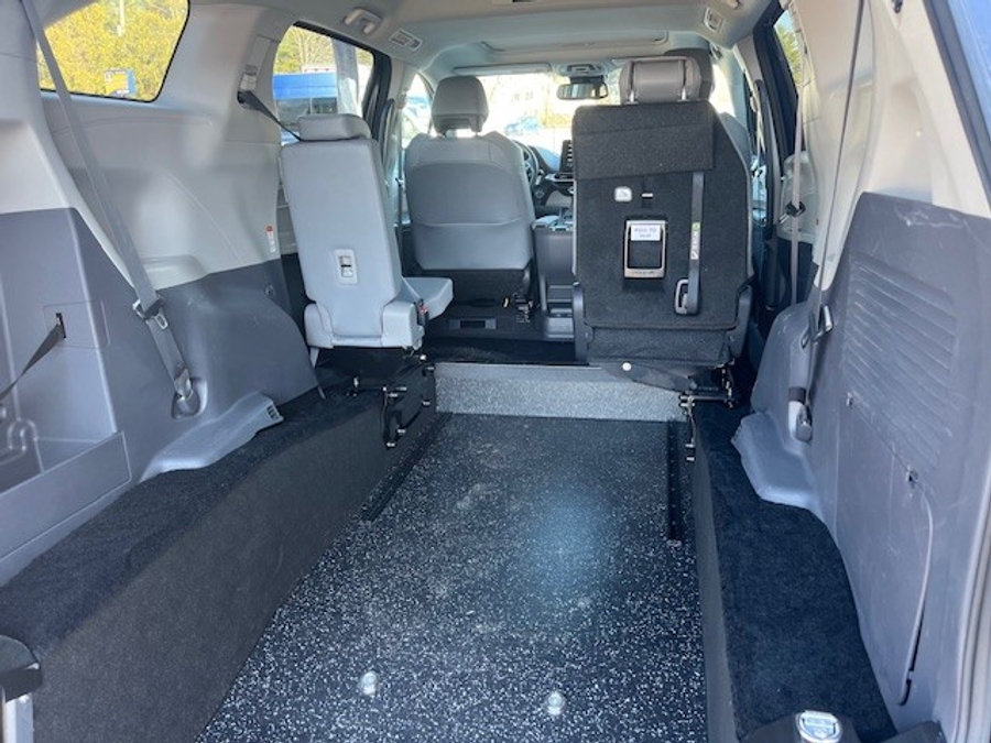 Blue Toyota Sienna image number 8