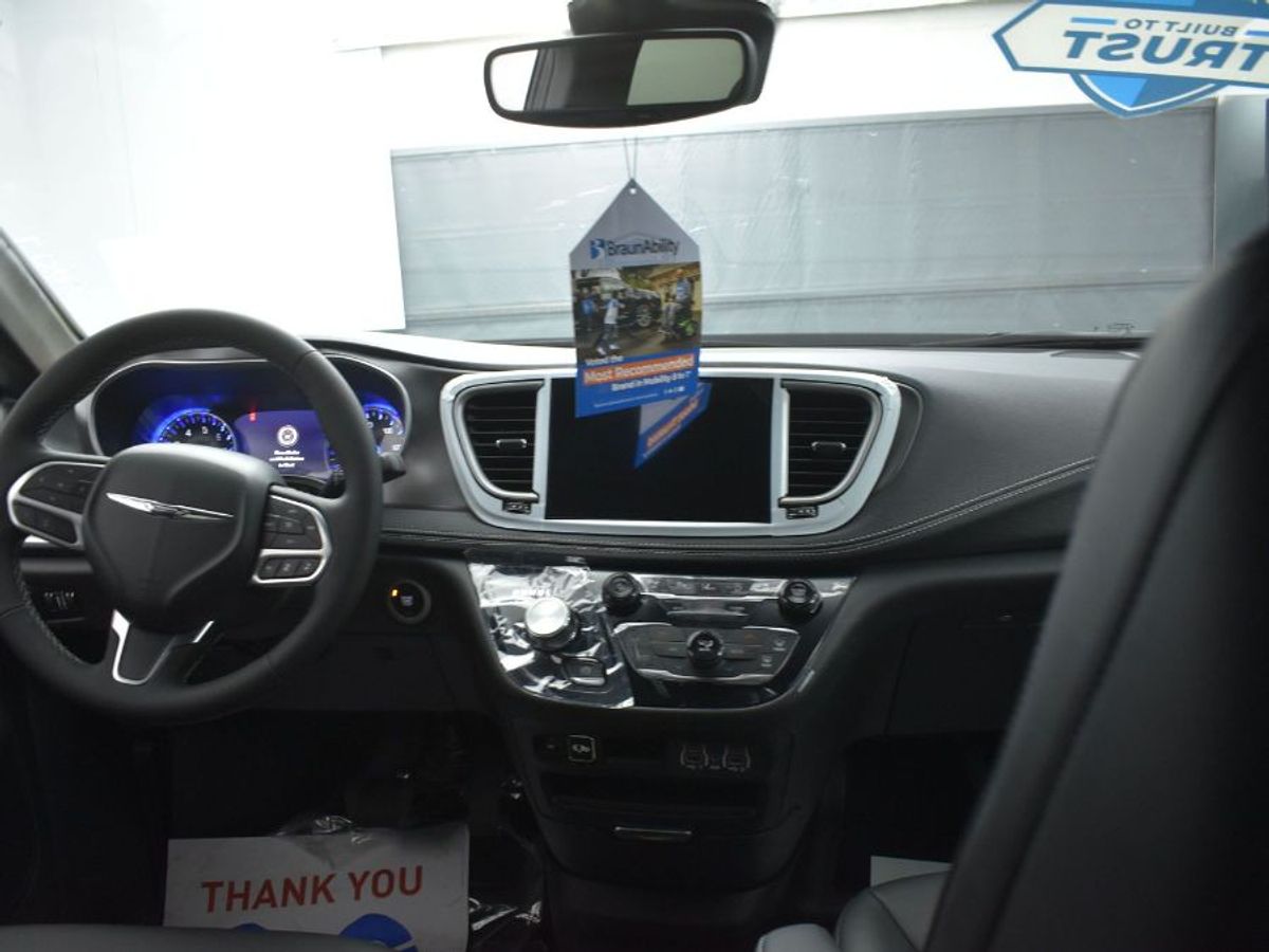 Black Chrysler Pacifica image number 3