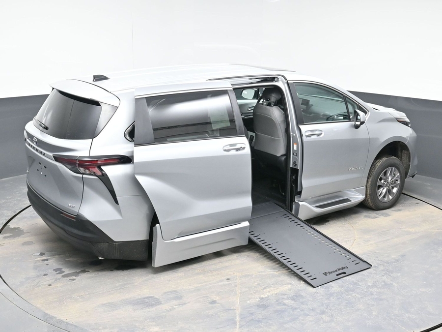 Silver Toyota Sienna image number 25