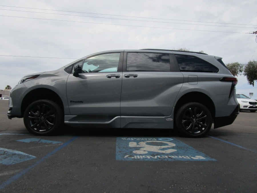 New 2026 Toyota Sienna Hybrid XSE Sport - BraunAbility Side Entry In Floor Automatic Ramp