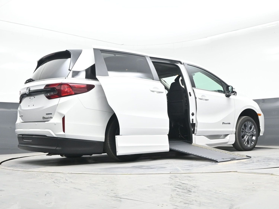 White Honda Odyssey image number 21
