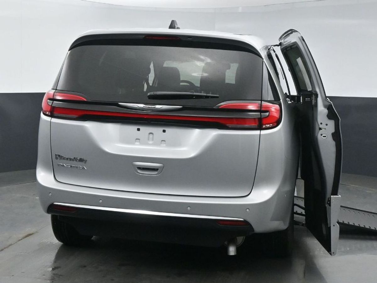 Silver Chrysler Pacifica image number 21