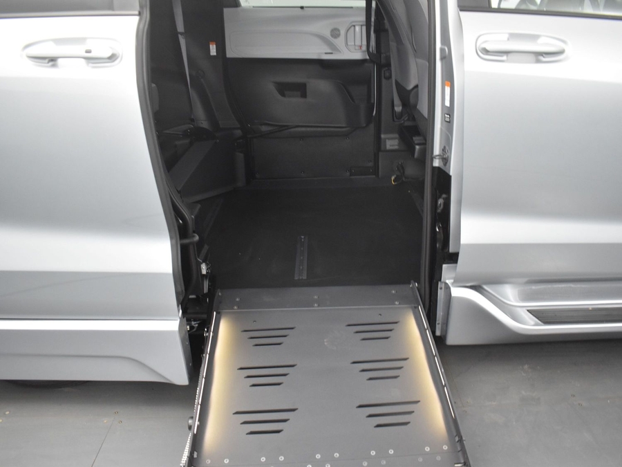 New 2025 Toyota Sienna Hybrid LE - BraunAbility Side Entry Entry Fold Out Automatic Ramp