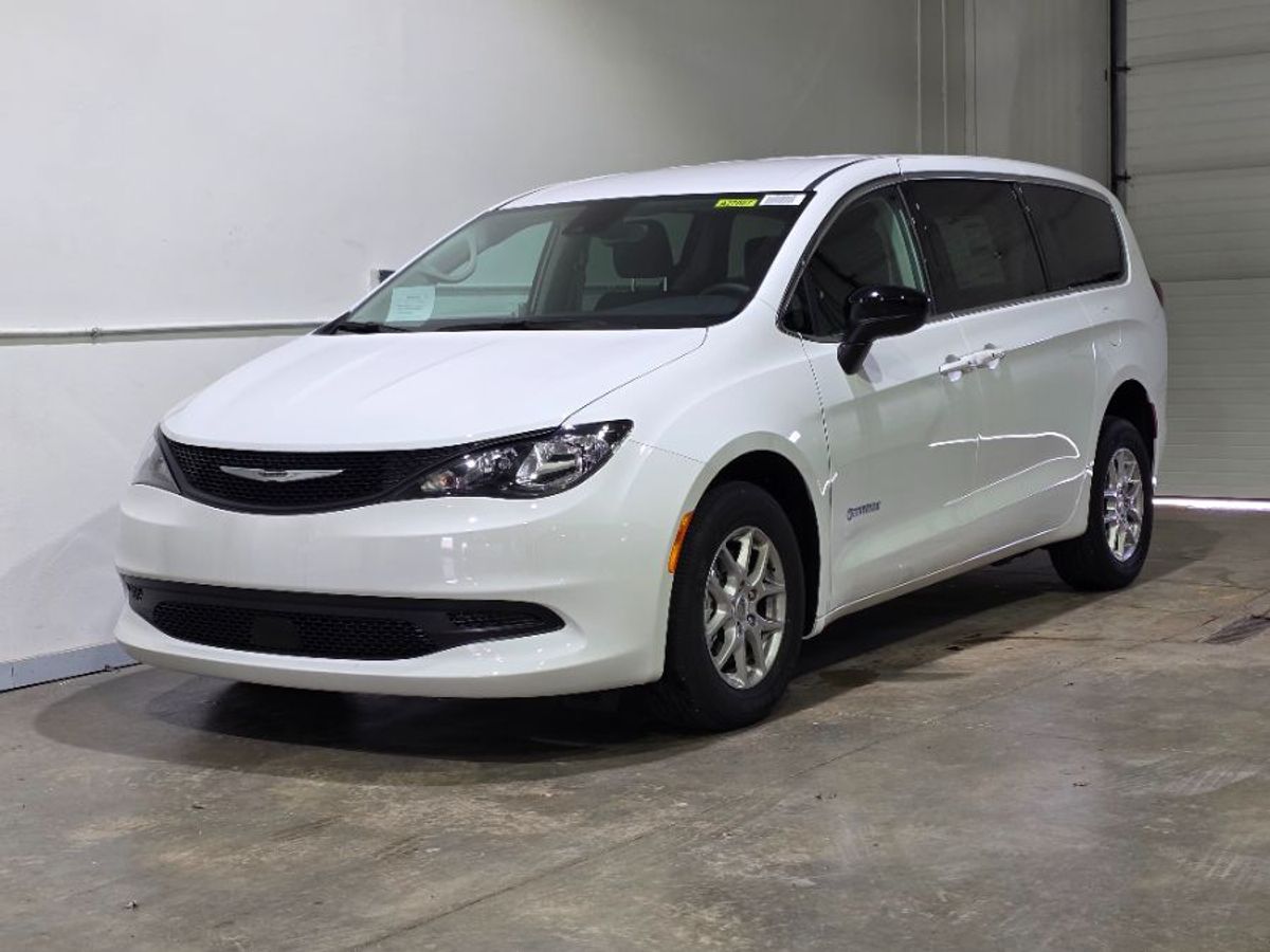 White Chrysler Voyager image number 8