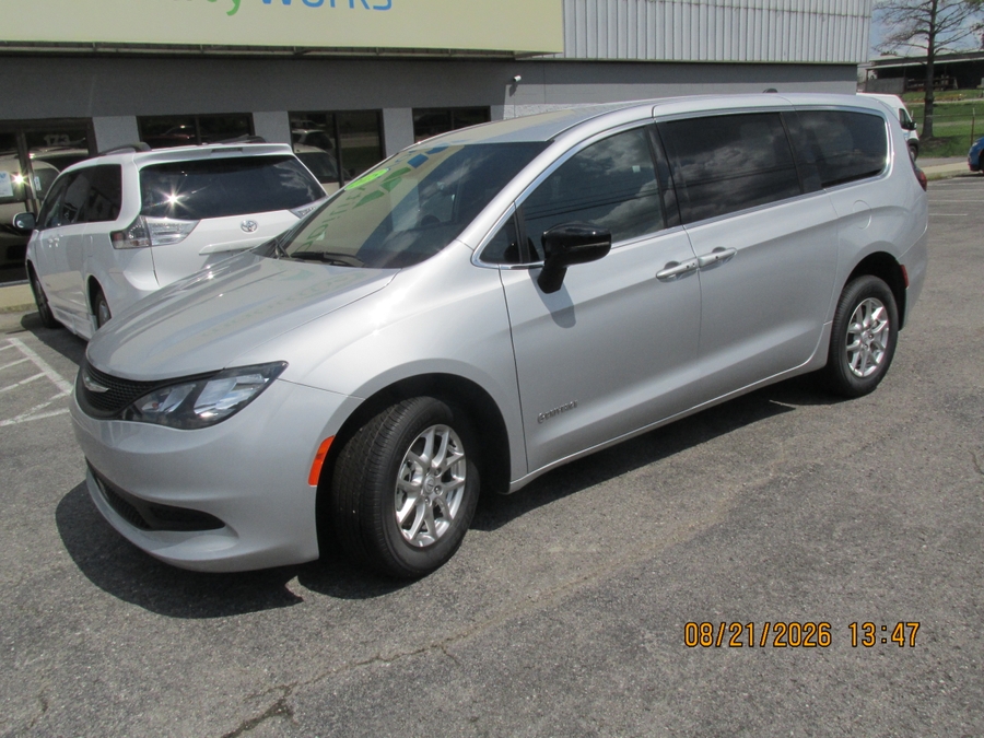 Chrysler Voyager plateada con rampa desplegable automática de entrada lateral