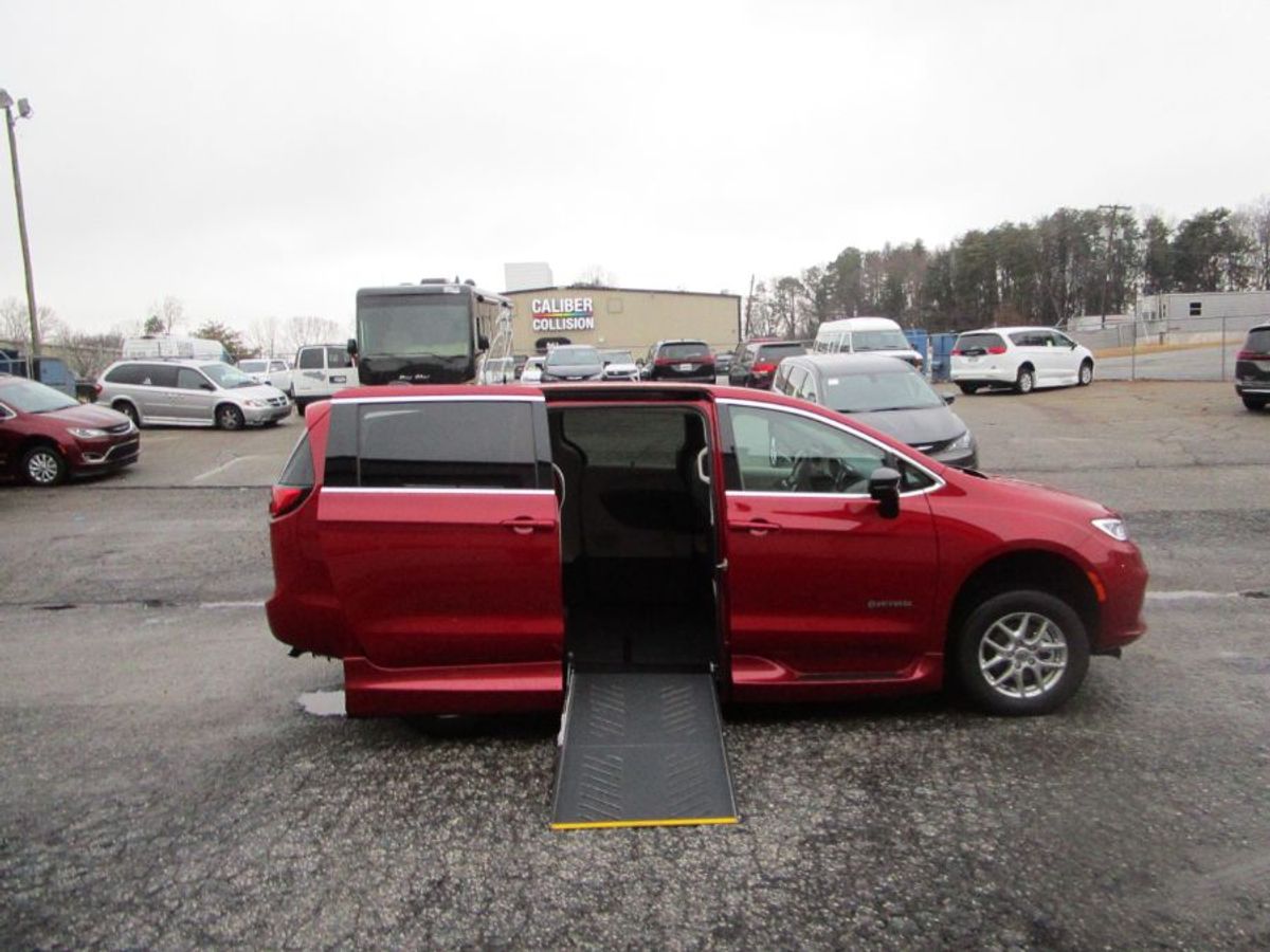 Chrysler Pacifica rojo con rampa de plegado automático de entrada lateral