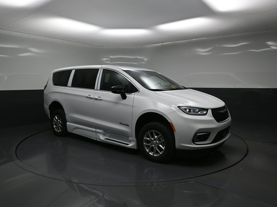 White Chrysler Pacifica image number 15
