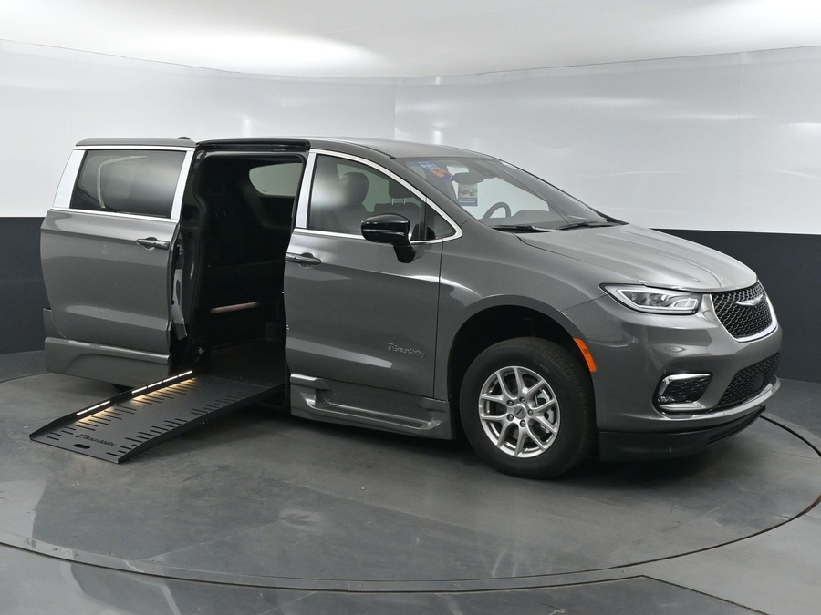 New 2025 Chrysler Pacifica Select Safety - BraunAbility Side Entry Entry Fold Out Automatic Ramp