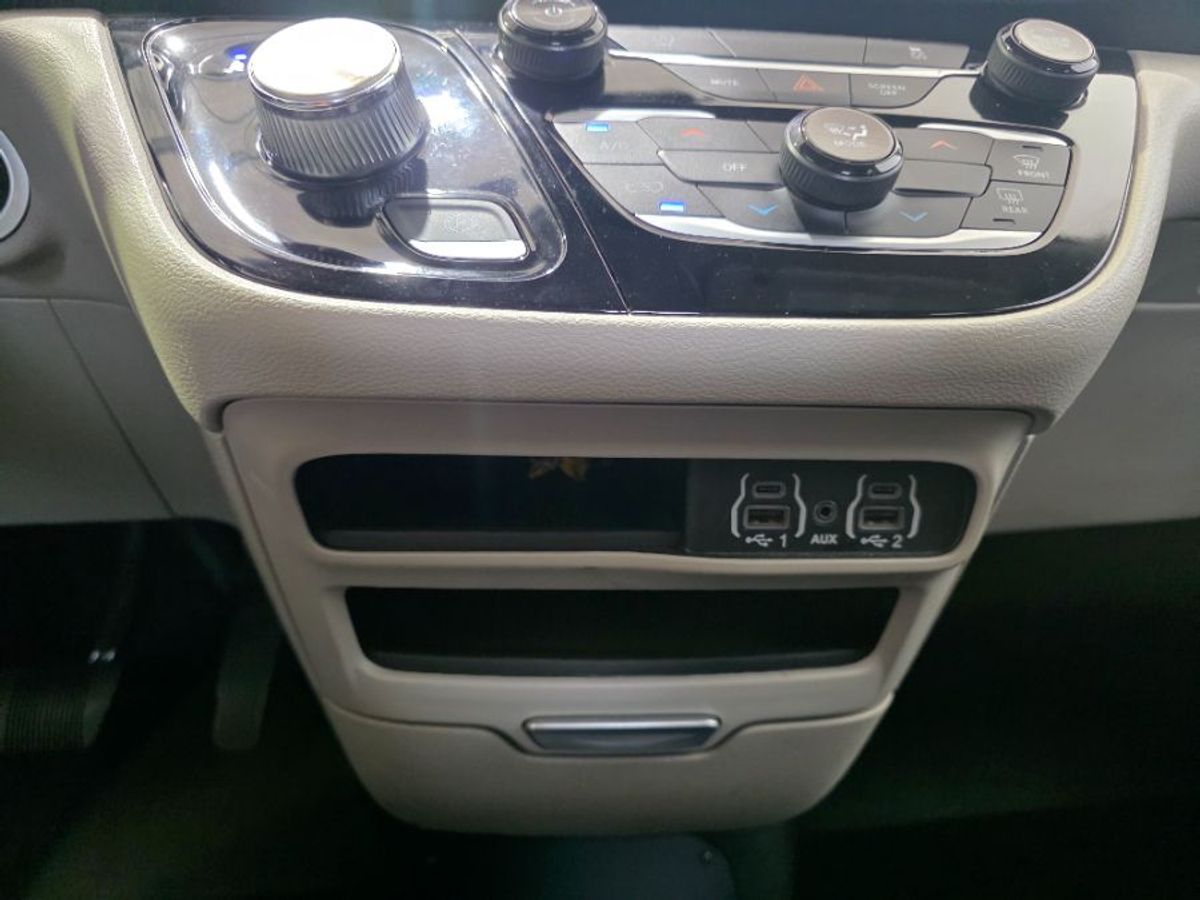 Black Chrysler Voyager image number 15