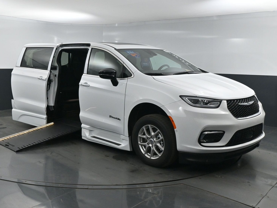 New 2025 Chrysler Pacifica SELECT PLUS - BraunAbility Side Entry Entry In Floor Automatic Ramp