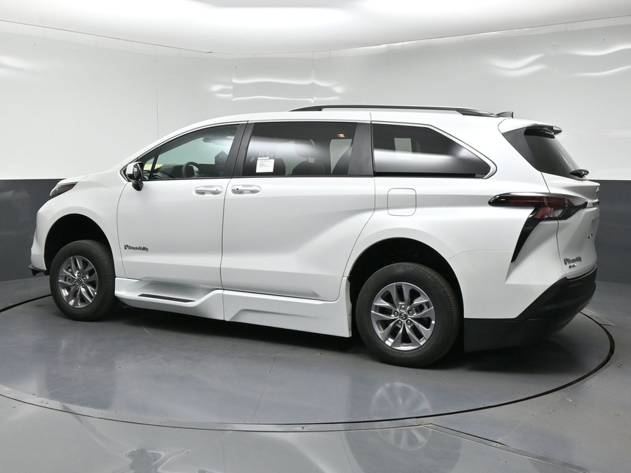 White Toyota Sienna image number 1