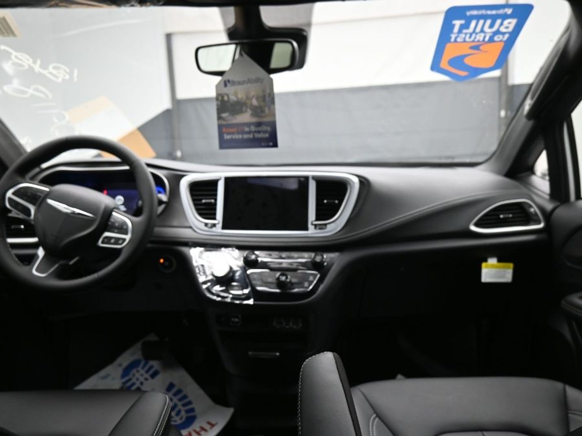 White Chrysler Pacifica image number 12