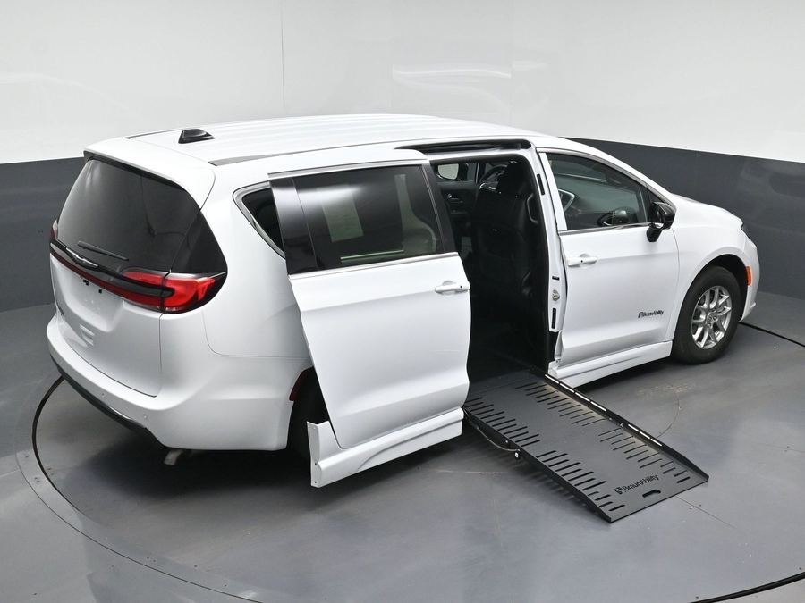 White Chrysler Pacifica image number 13