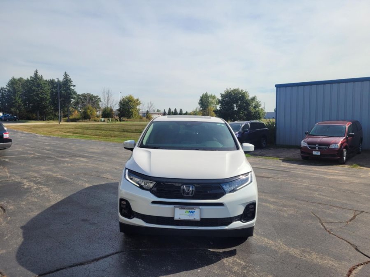 White Honda Odyssey image number 5