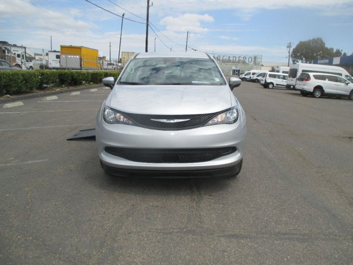 Silver Chrysler Voyager image number 13