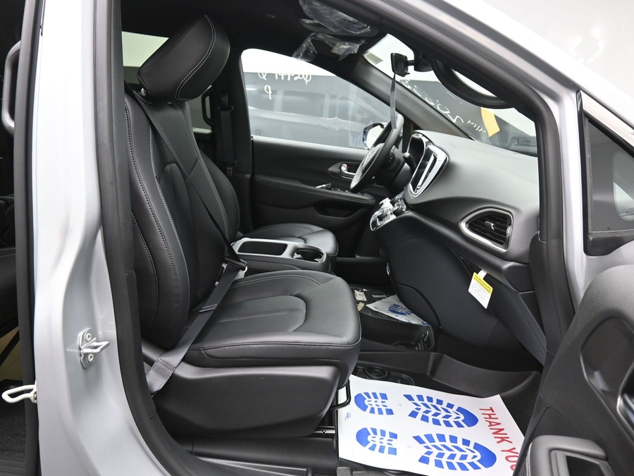 Silver Chrysler Voyager image number 11