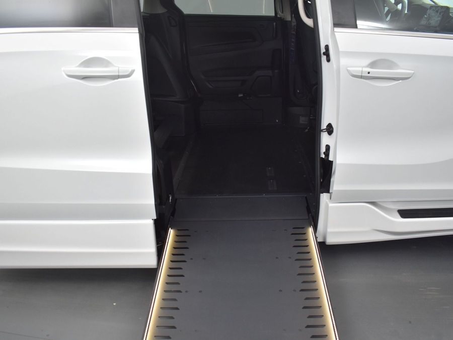 White Honda Odyssey image number 11