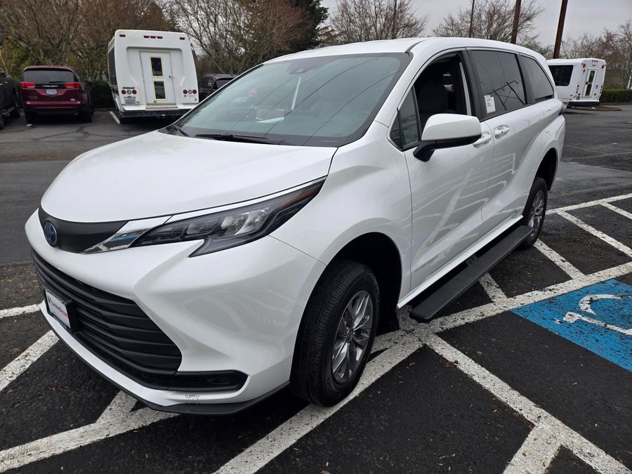 New 2025 Toyota Sienna Hybrid LE - Vantage Mobility Commercial Rear Entry Entry Fold Out Manual Ramp