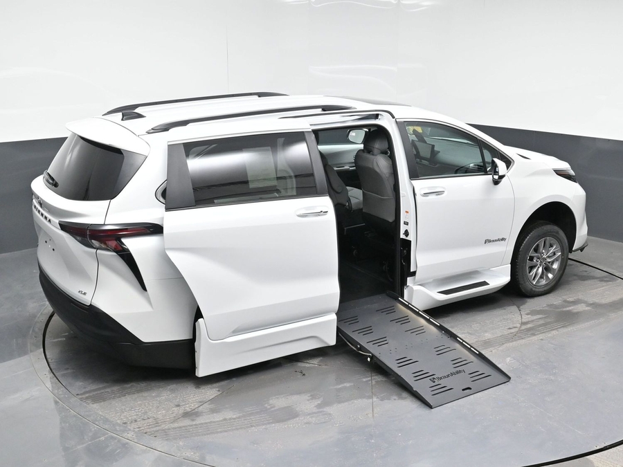 New 2026 Toyota Sienna Hybrid XLE Add - BraunAbility Side Entry Entry Fold Out Automatic Ramp
