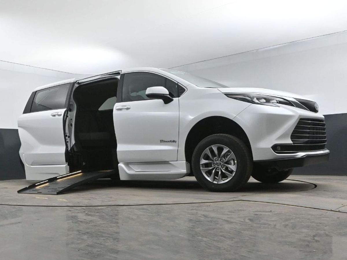 White Toyota Sienna image number 7