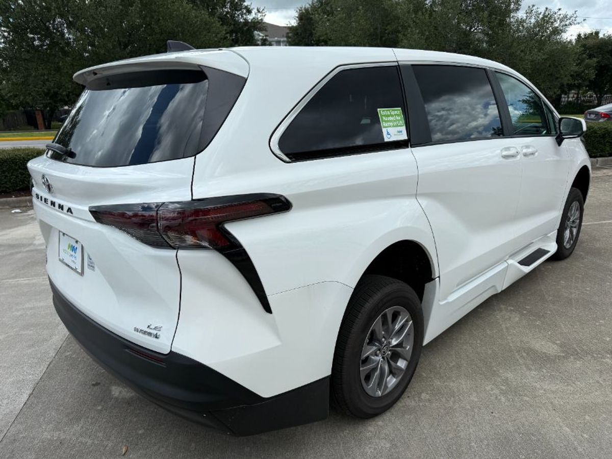 White Toyota Sienna image number 2