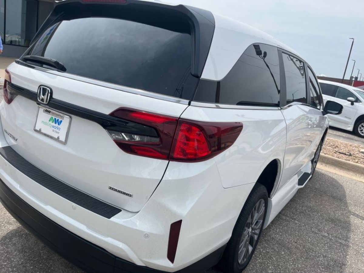 White Honda Odyssey image number 3