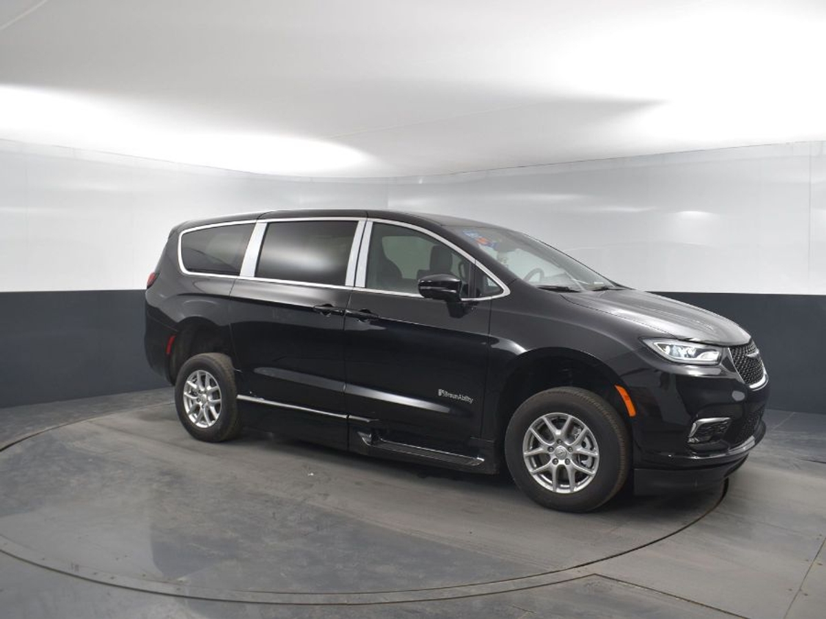 Black Chrysler Pacifica image number 17