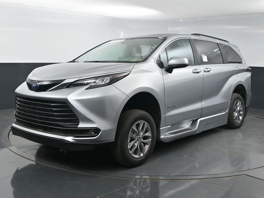 New 2025 Toyota Sienna Hybrid XLE Plus - BraunAbility Side Entry Entry In Floor Automatic Ramp