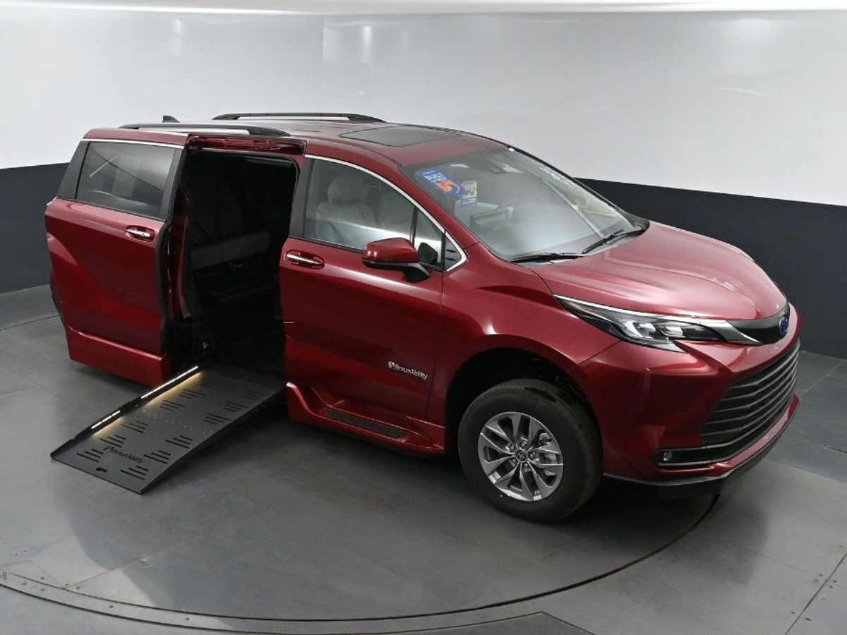 2025 TOYOTA SIENNA - Image 23