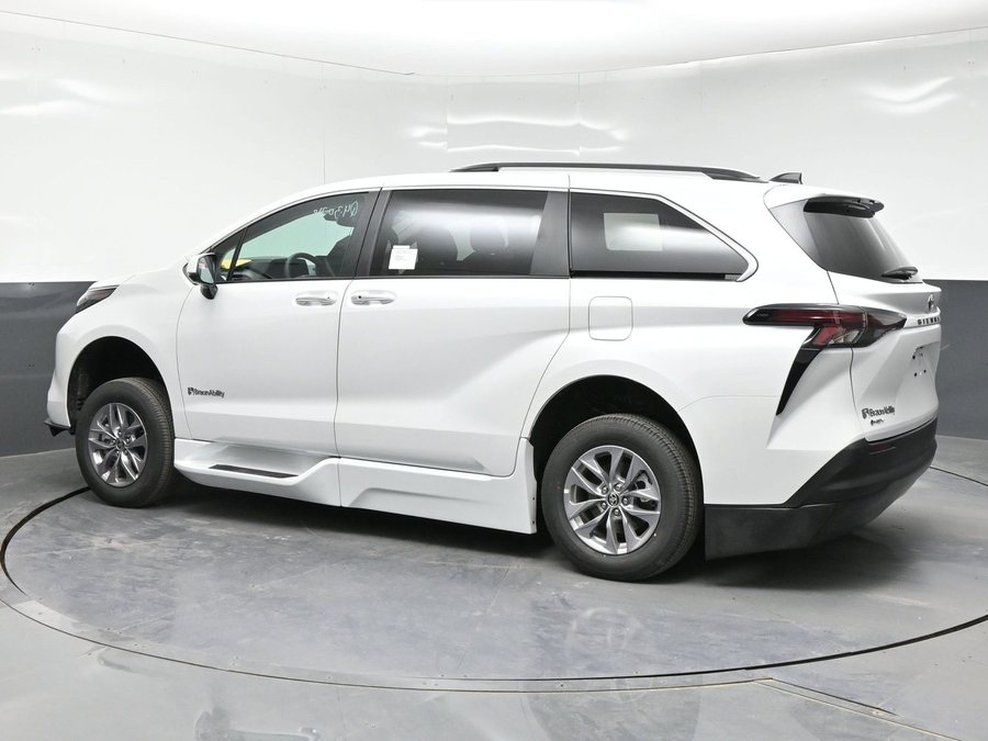 White Toyota Sienna image number 3