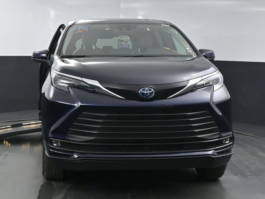 New 2025 Toyota Sienna Hybrid XLE Base - BraunAbility Side Entry Entry Fold Out Automatic Ramp