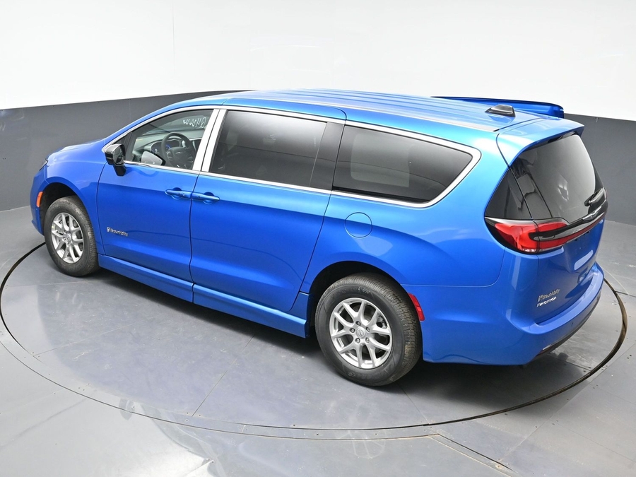 Blue Chrysler Pacifica image number 21