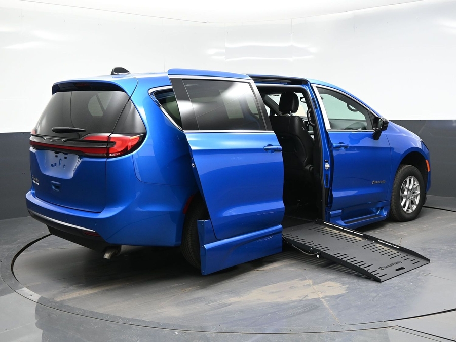 Blue Chrysler Pacifica image number 3