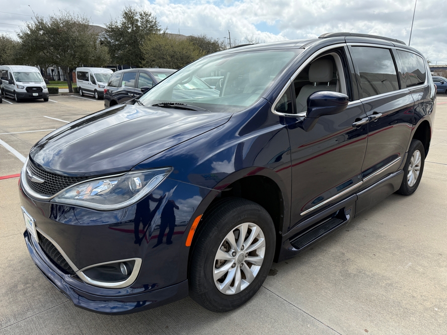 Blue Chrysler Pacifica image number 6