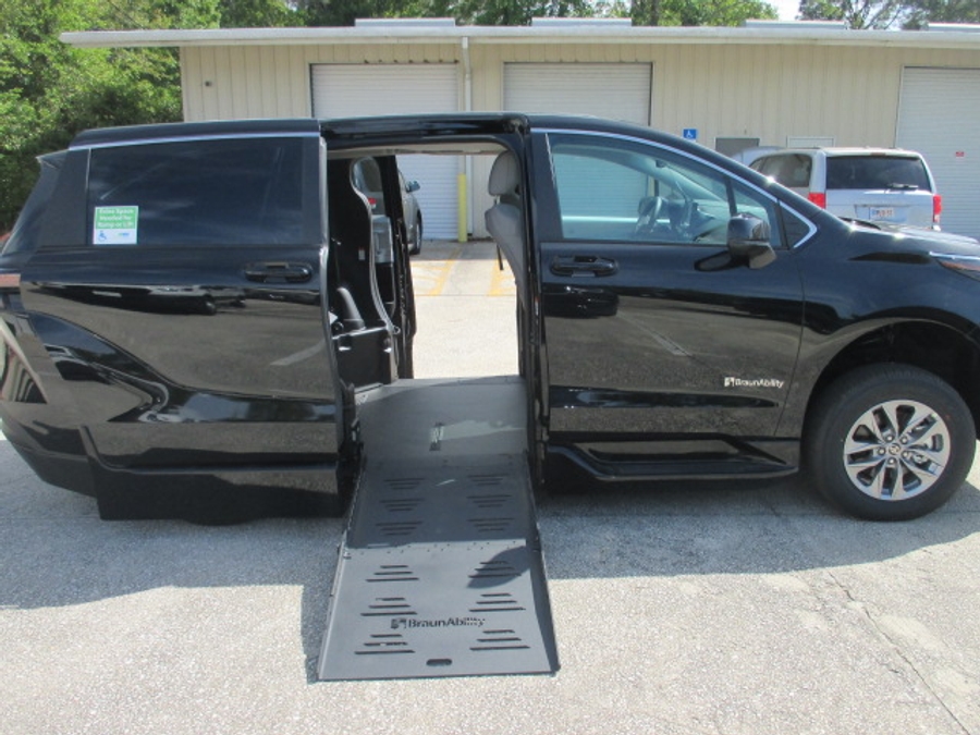 Black Toyota Sienna image number 31