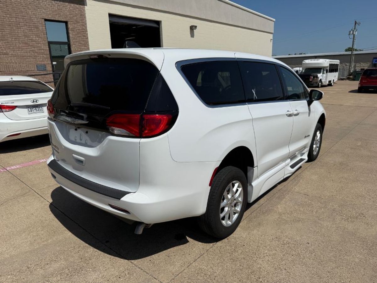 White Chrysler Voyager image number 6