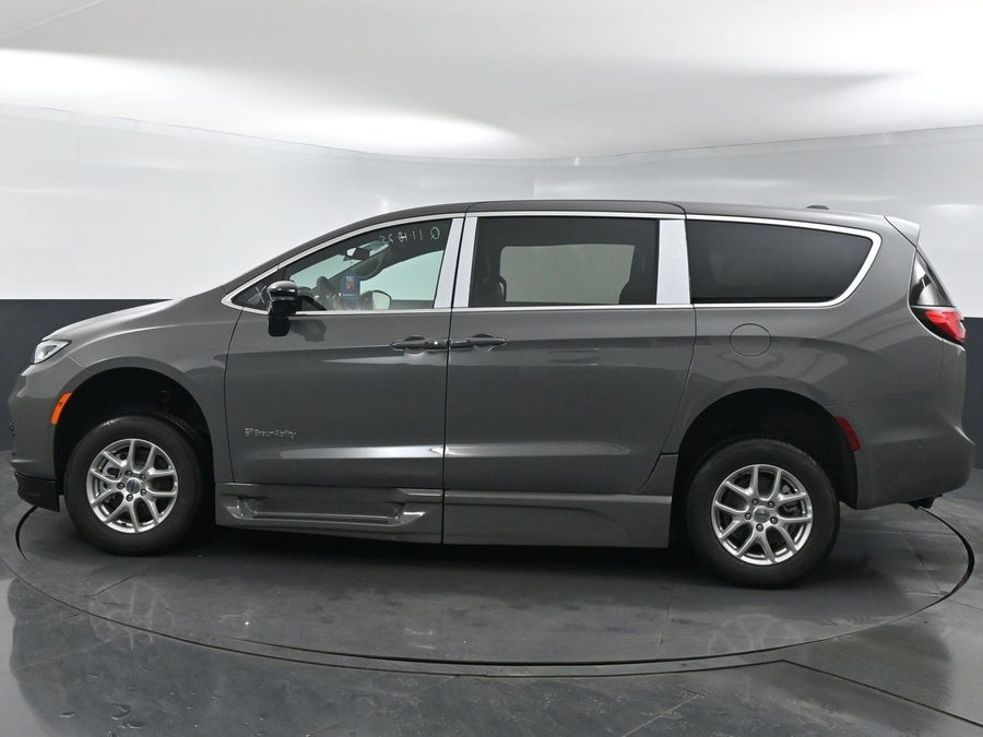 New 2025 Chrysler Pacifica Select Safety - BraunAbility Side Entry Entry Fold Out Automatic Ramp