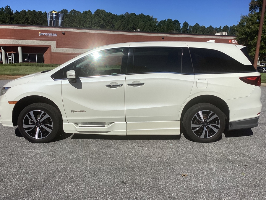 White Honda Odyssey image number 1