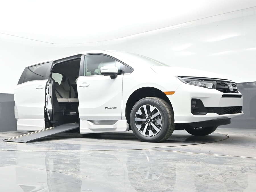 White Honda Odyssey image number 18