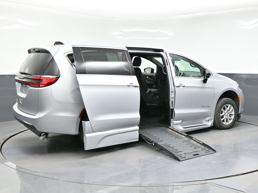 Silver Chrysler Pacifica image number 4
