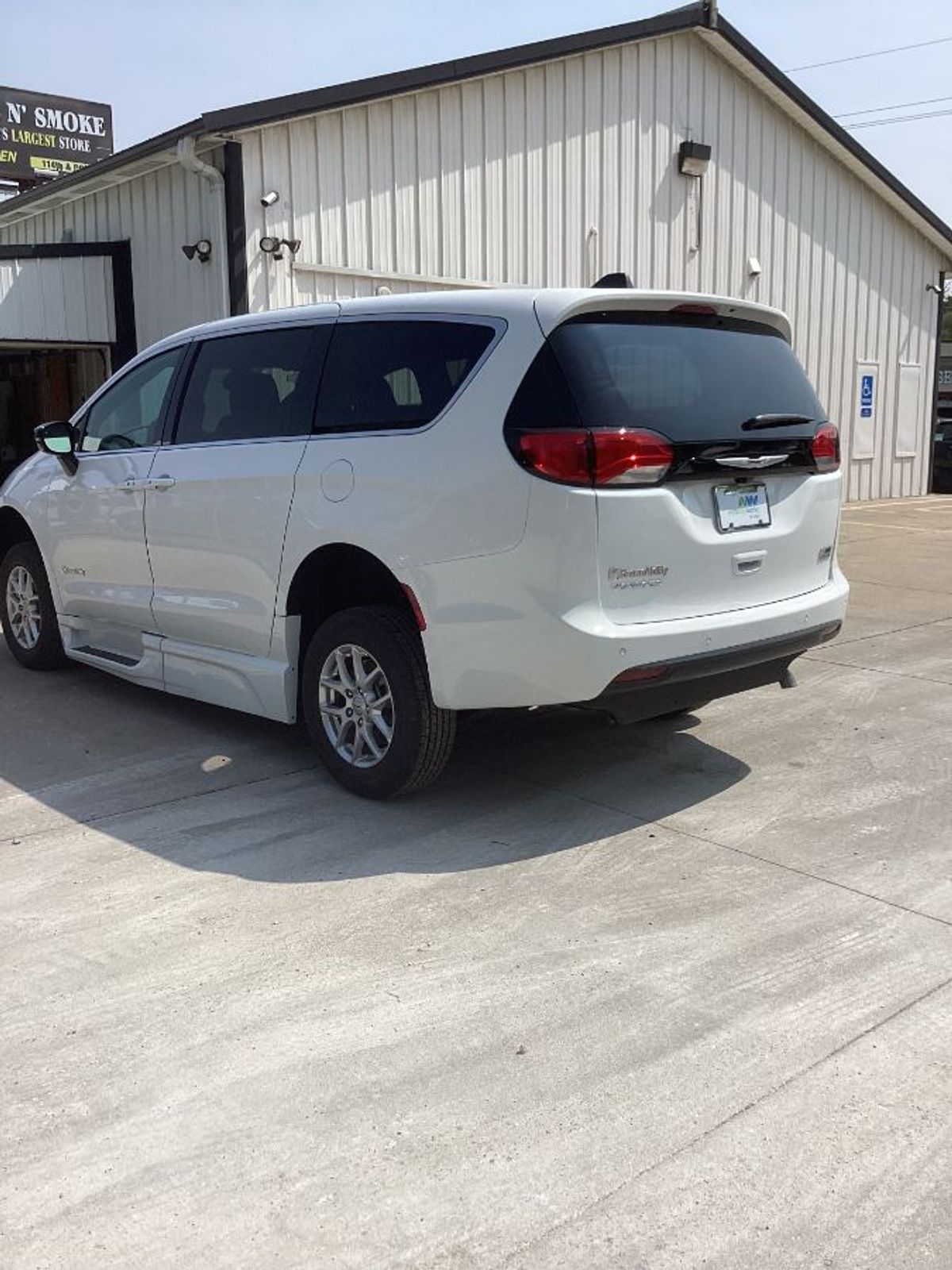 White Chrysler Voyager image number 8
