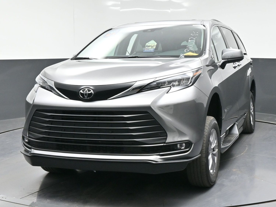 New 2026 Toyota Sienna Hybrid XLE Base - BraunAbility Side Entry Fold Out Automatic Ramp