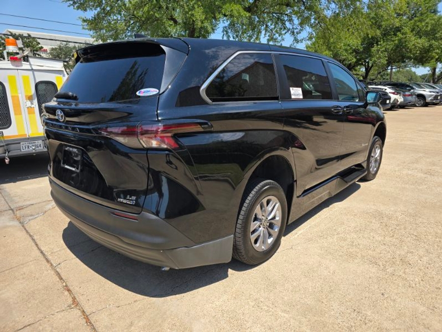 Used 2024 Toyota Sienna Hybrid LE Base - BraunAbility Side Entry Fold Out Automatic Ramp