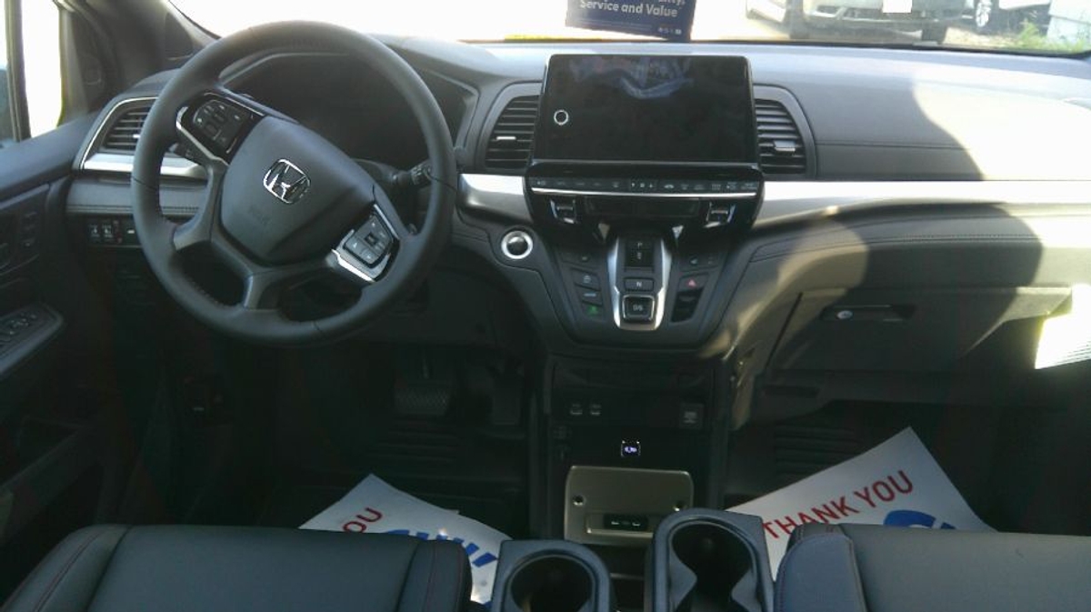 White Honda Odyssey image number 13
