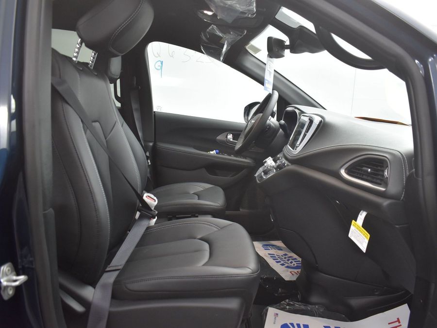 New 2025 Chrysler Pacifica Select Safety - BraunAbility Side Entry Entry Fold Out Automatic Ramp