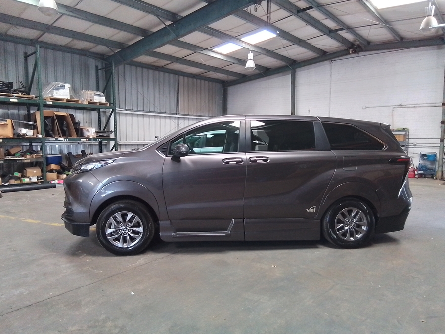 Grey Toyota Sienna image number 3