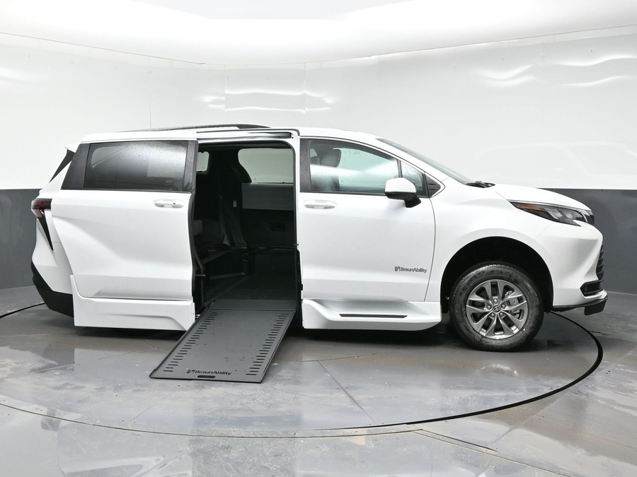 White Toyota Sienna image number 7