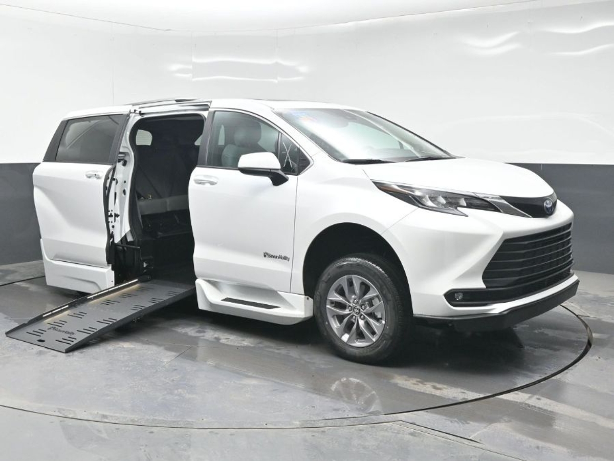 2025 TOYOTA SIENNA - Image 10