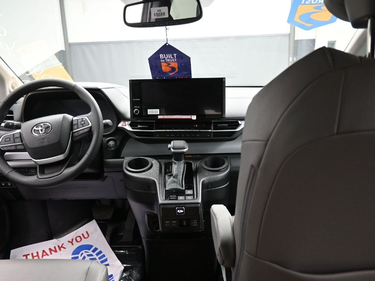 2025 TOYOTA SIENNA - Image 23